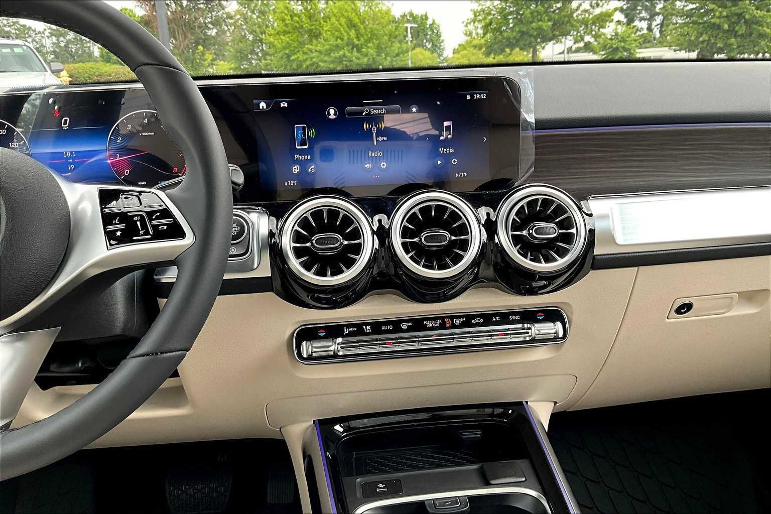 Used 2025 Mercedes-Benz GLB 250 image 6