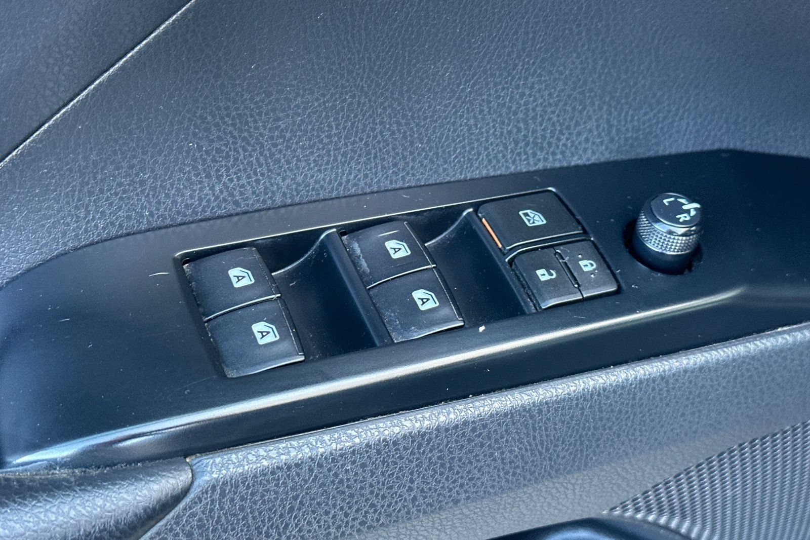 Used 2019 Toyota Camry SE FWD image 12