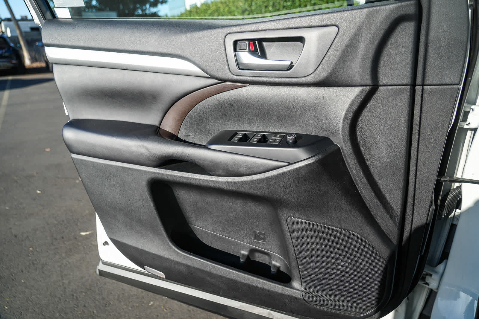 Used 2019 Toyota Highlander XLE w/ Carpet Mat Package (TMS) AWD/4WD image 23
