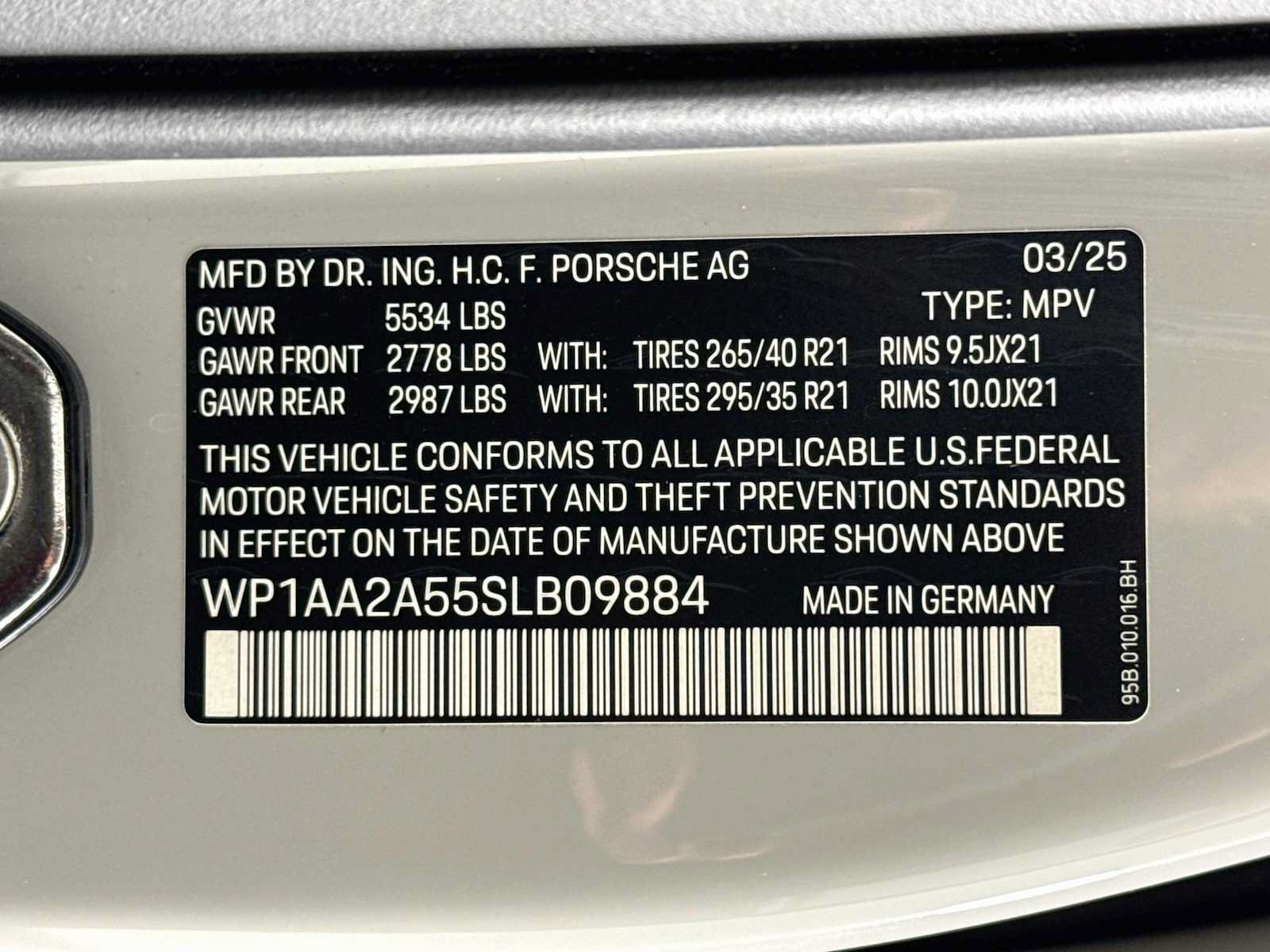 Certified 2025 Porsche Macan AWD/4WD image 33