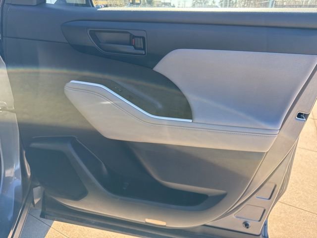 Used 2022 Toyota Highlander LE image 33