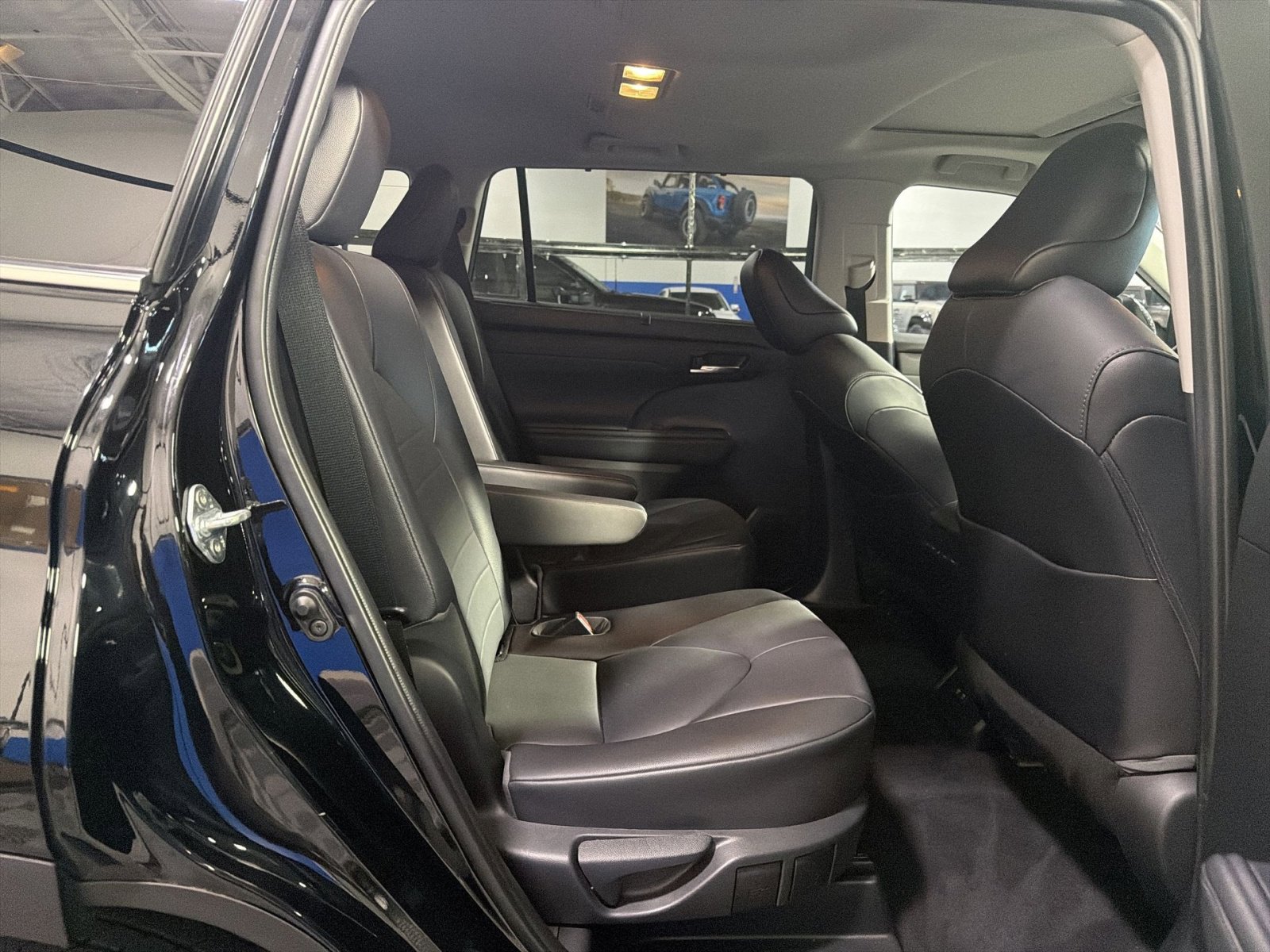 Used 2021 Toyota Highlander XLE AWD/4WD image 29