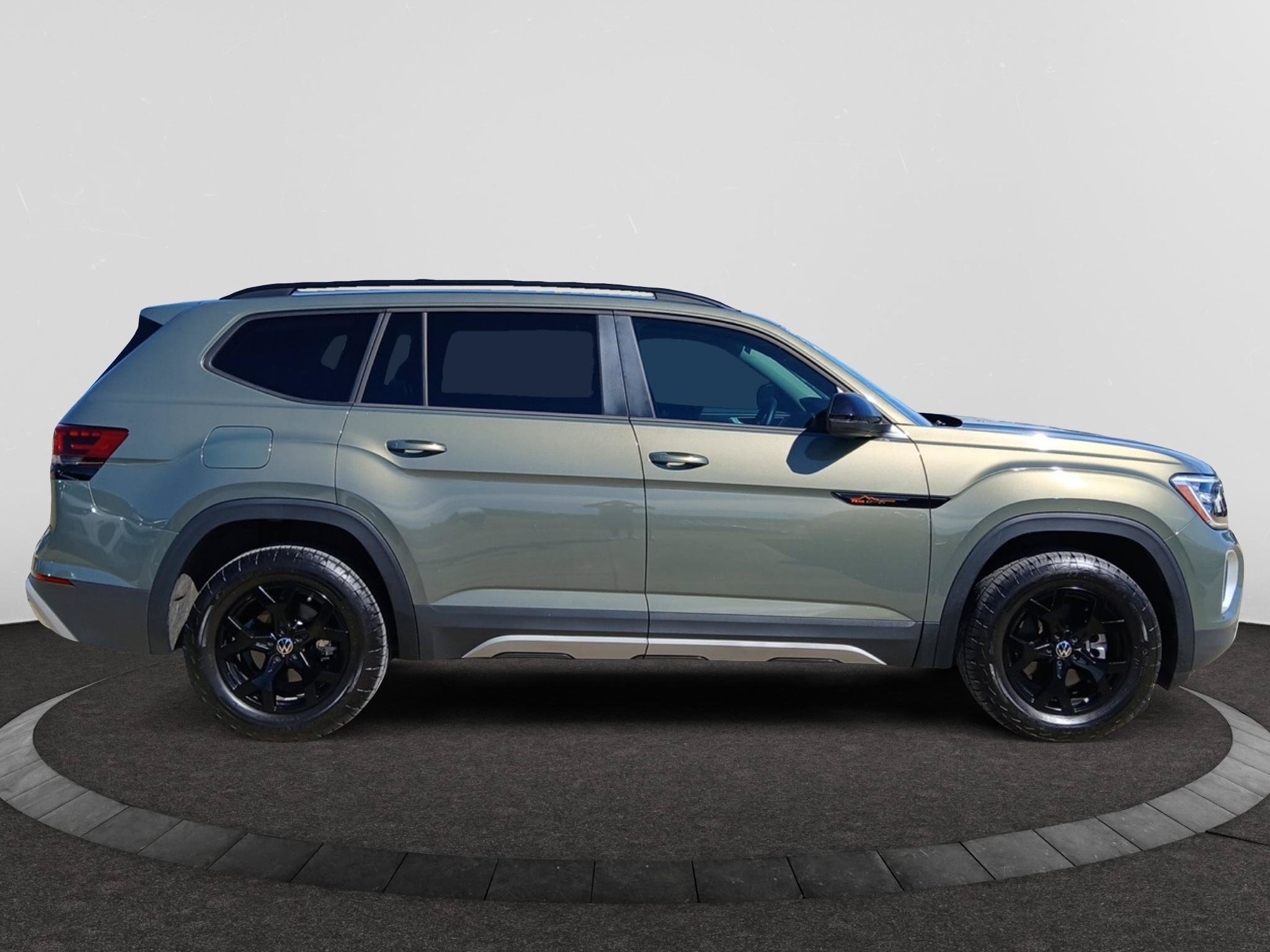 Used 2025 Volkswagen Atlas Peak Edition SE AWD/4WD image 8