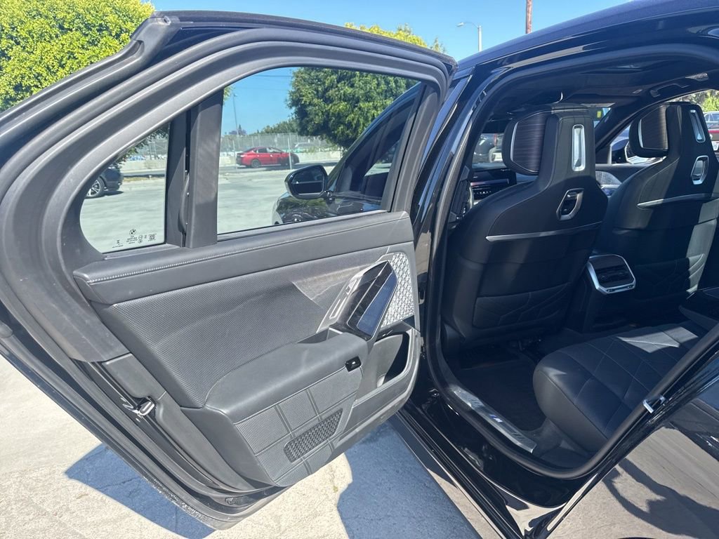 Used 2023 BMW i7 xDrive60 AWD/4WD image 11