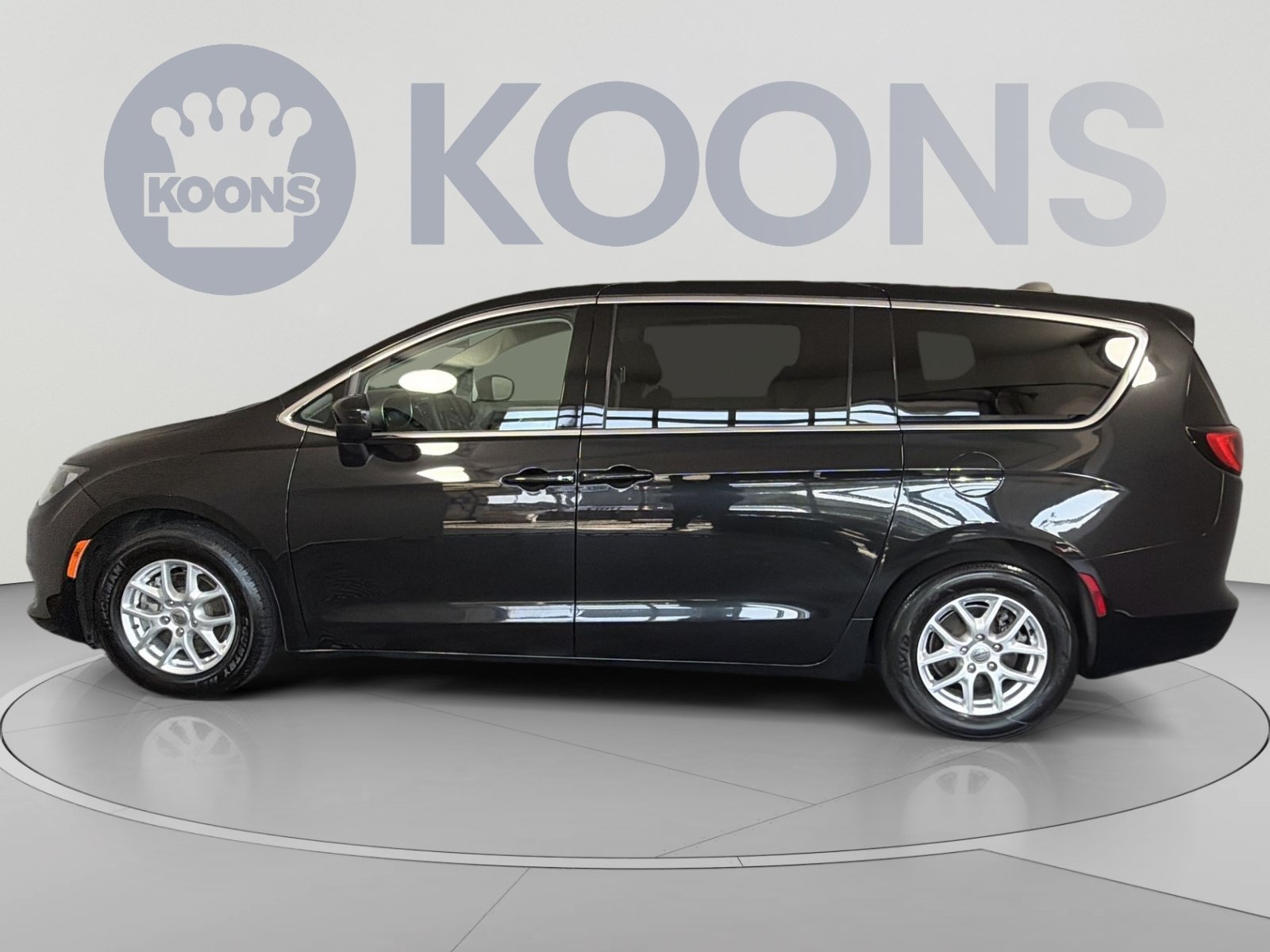 Used 2022 Chrysler Voyager LX FWD image 2