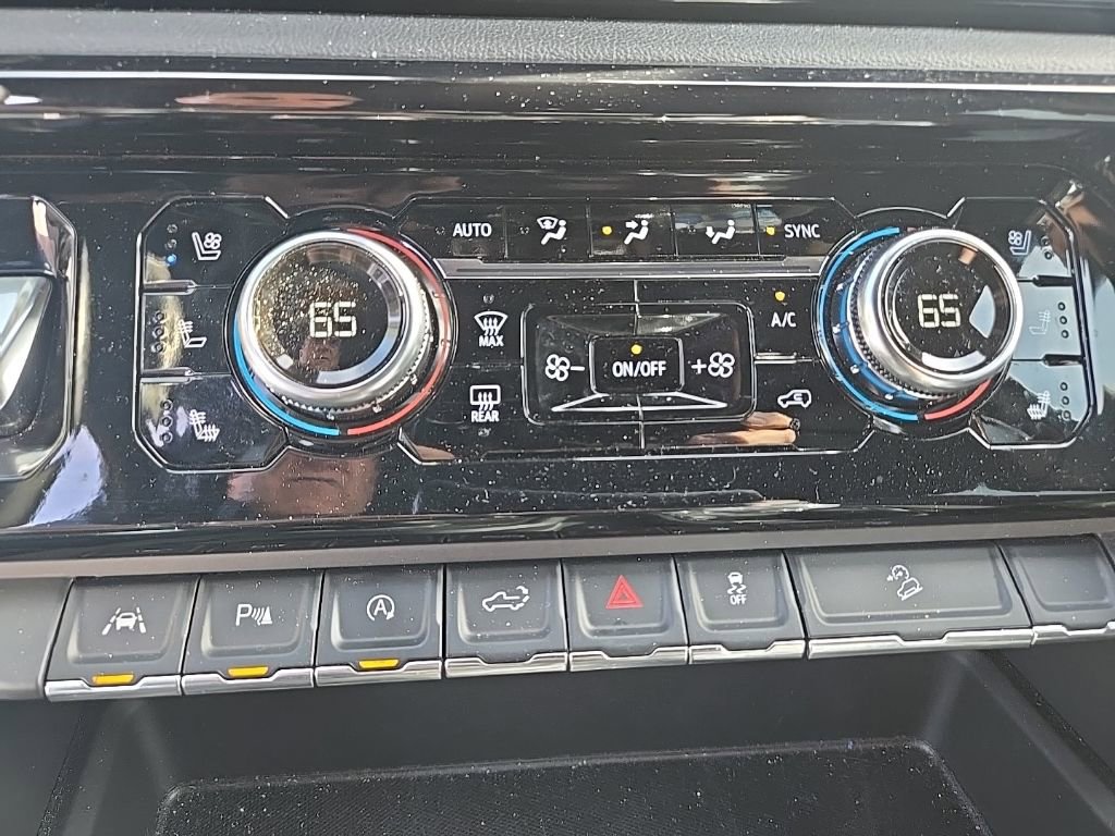 Used 2024 GMC Sierra 1500 AT4 w/ Technology Package image 5