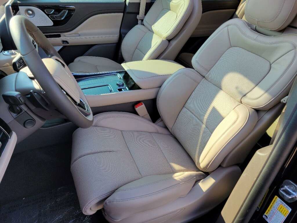 Used 2023 Lincoln Aviator Reserve w/ Equipment Group 201A AWD/4WD image 27