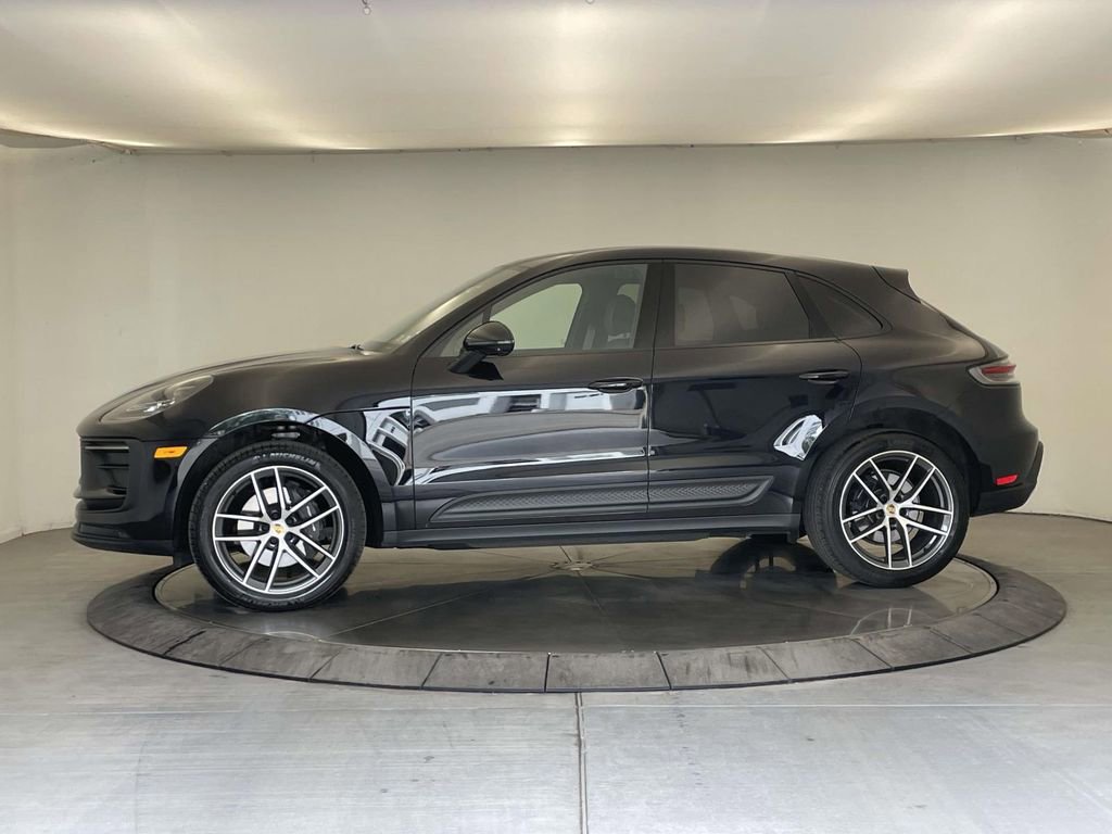 Certified 2025 Porsche Macan image 2