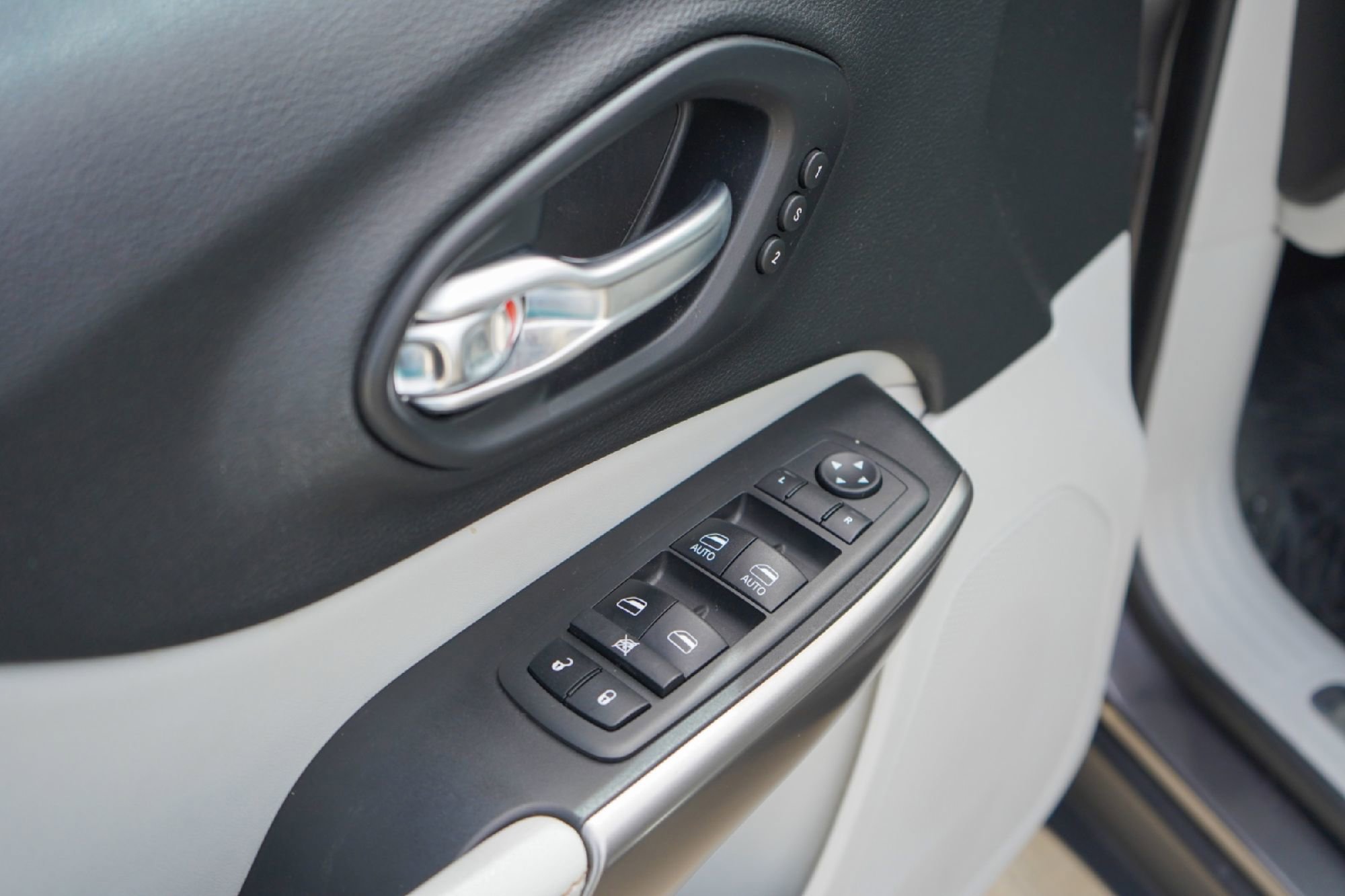 Used 2019 Jeep Cherokee Limited image 21