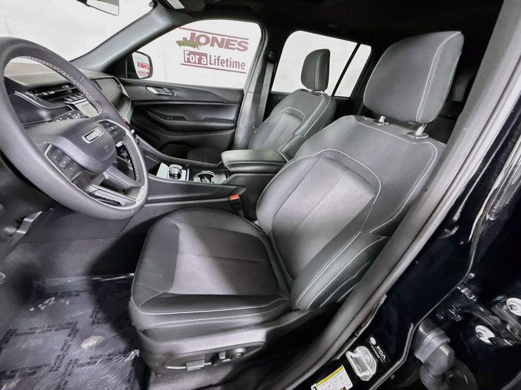 Used 2025 Jeep Grand Cherokee Laredo X AWD/4WD image 25