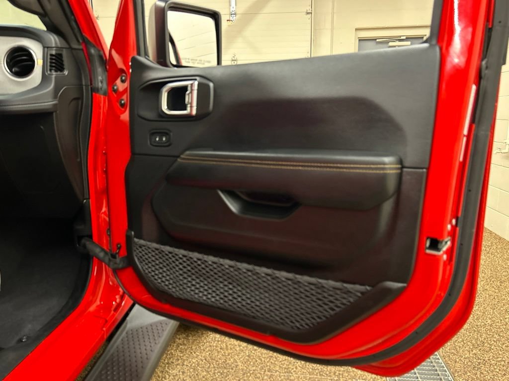 Used 2025 Jeep Wrangler Unlimited Sahara AWD/4WD image 16