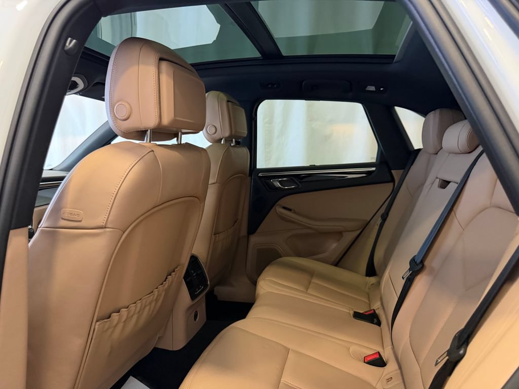 Certified 2023 Porsche Macan AWD/4WD image 24