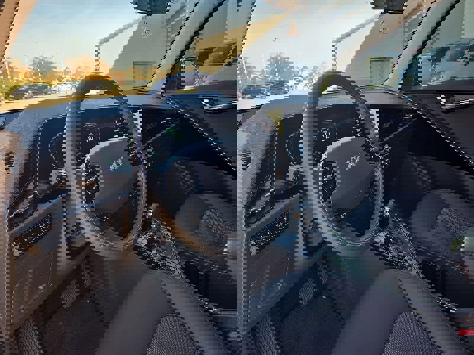 Used 2023 Kia Niro EX image 2