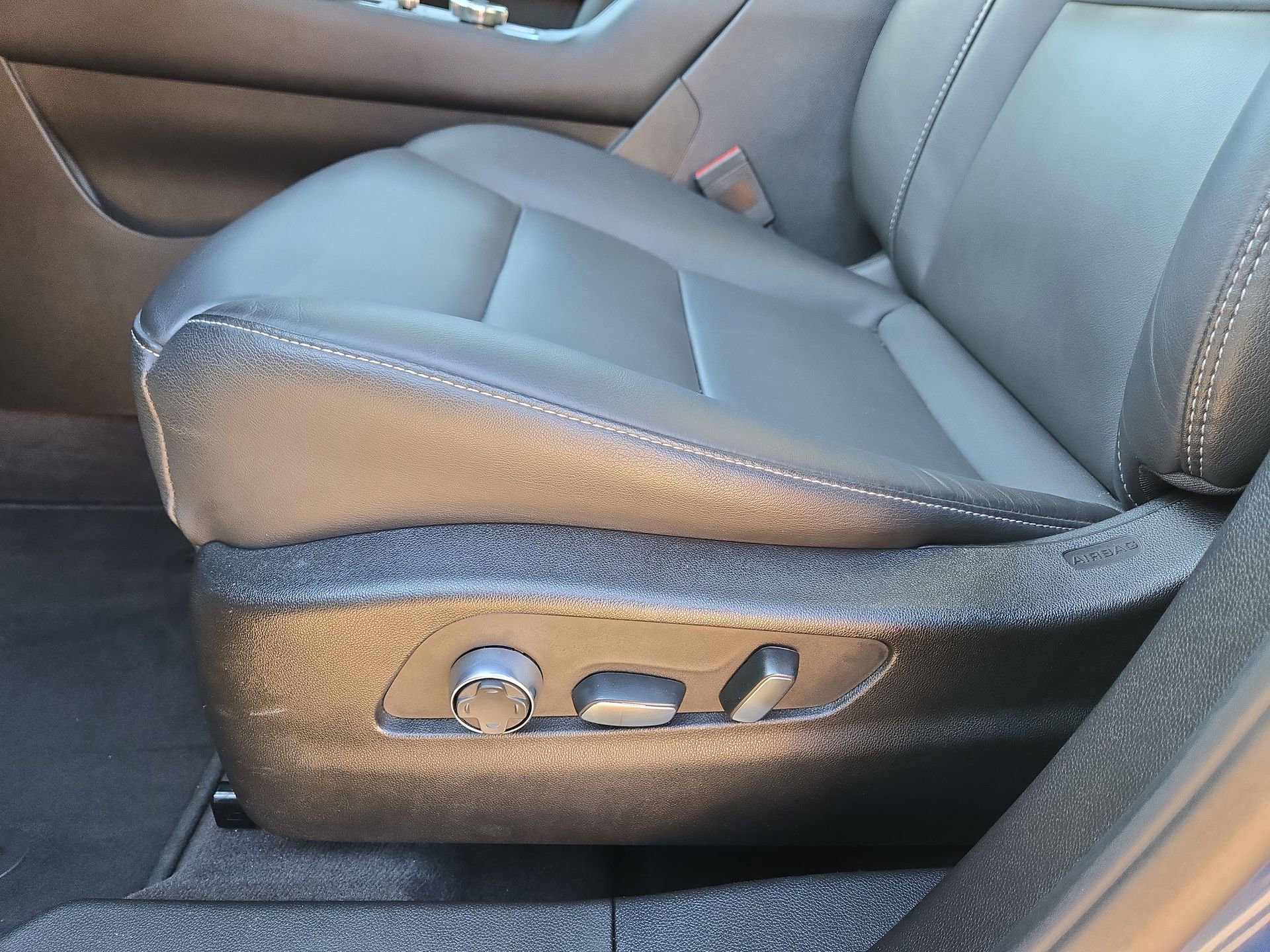 Used 2025 Cadillac XT4 Premium Luxury image 17