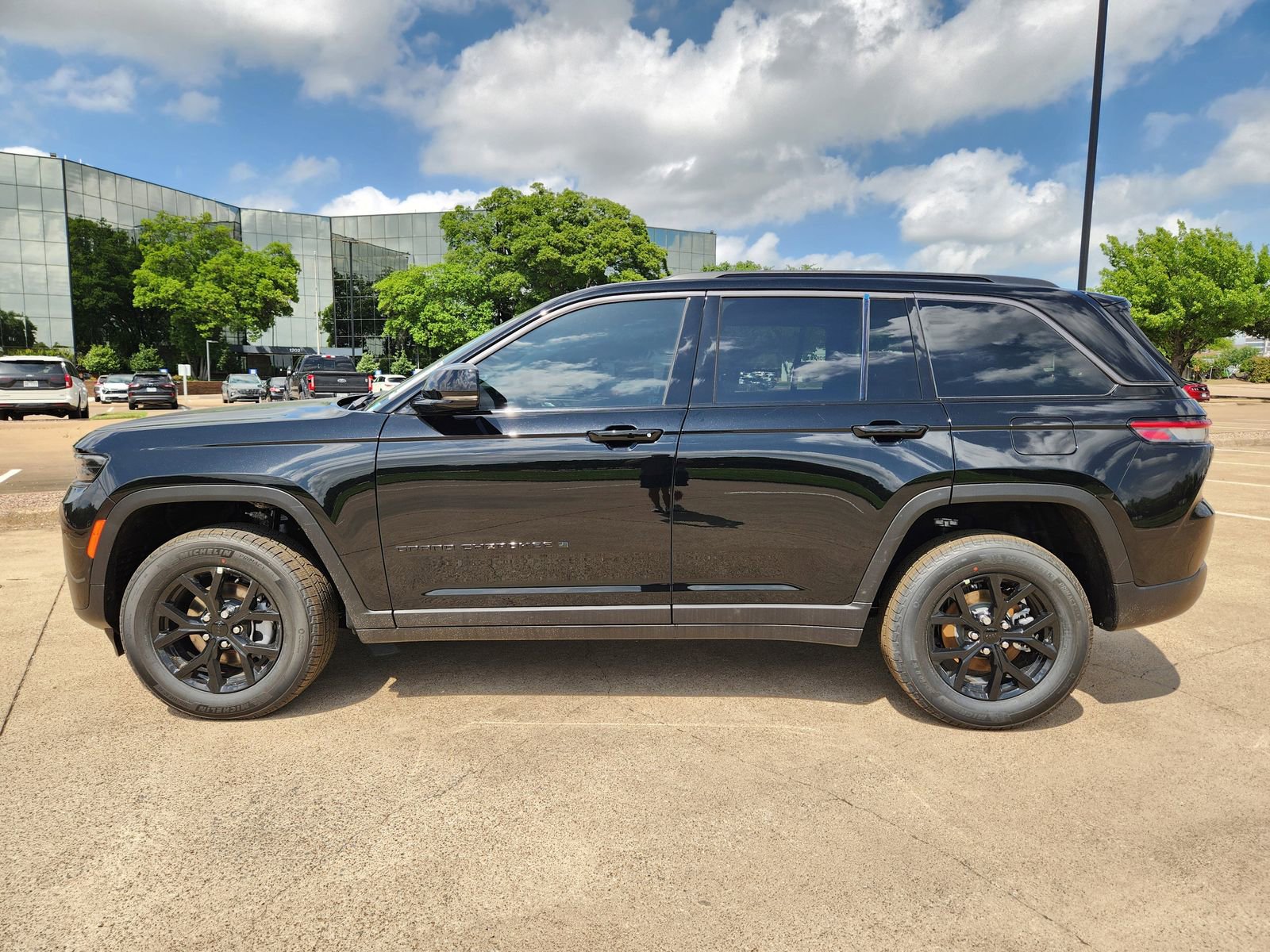 New 2026 Jeep Grand Cherokee Altitude AWD/4WD image 3