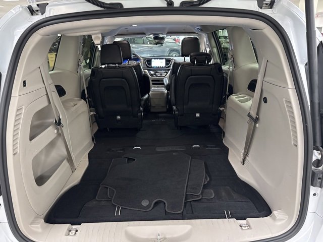 Used 2024 Chrysler Pacifica Touring-L image 12