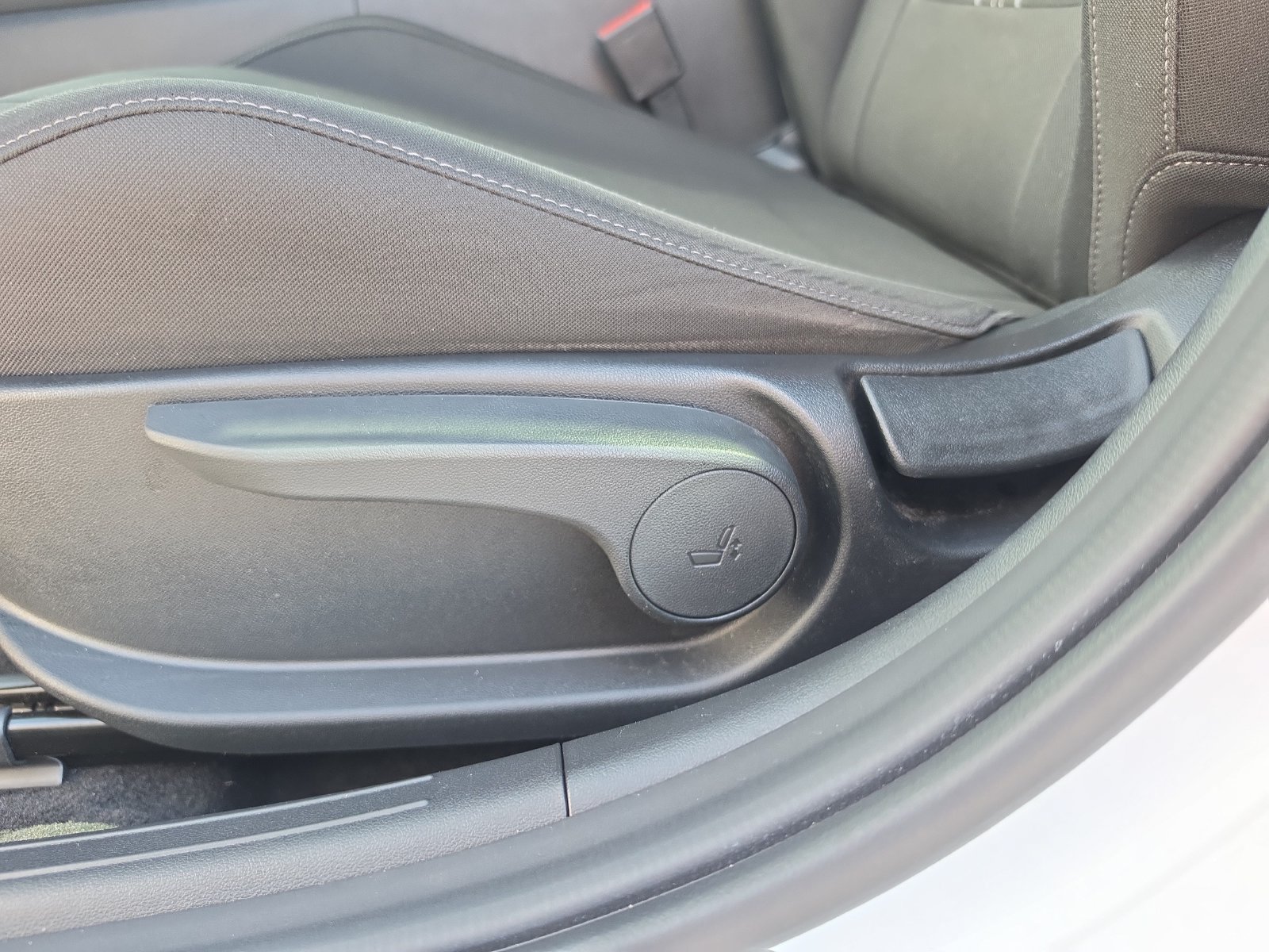 Used 2025 Hyundai Elantra Sport FWD image 16