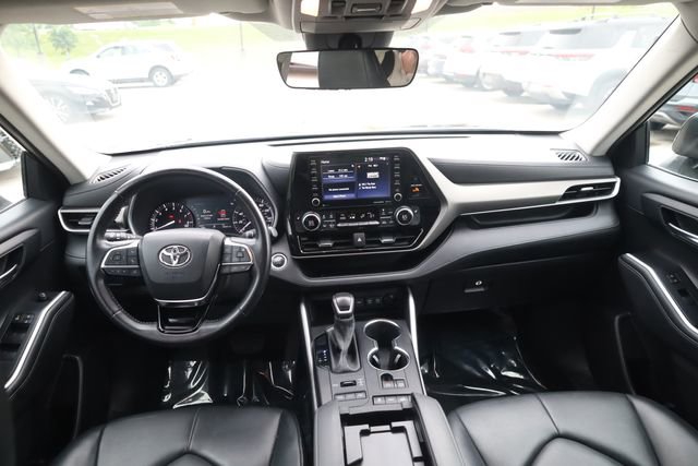 Used 2021 Toyota Highlander XLE AWD/4WD image 11