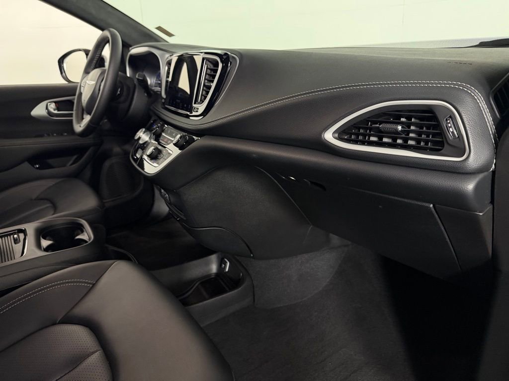 Used 2024 Chrysler Pacifica Select image 34