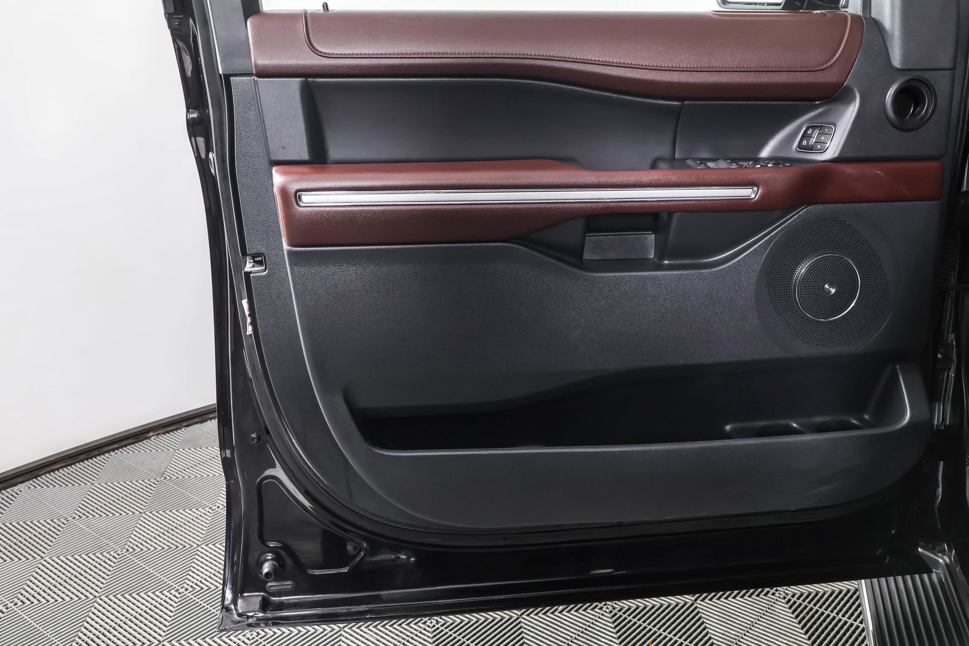 Used 2023 Ford Expedition Limited image 34