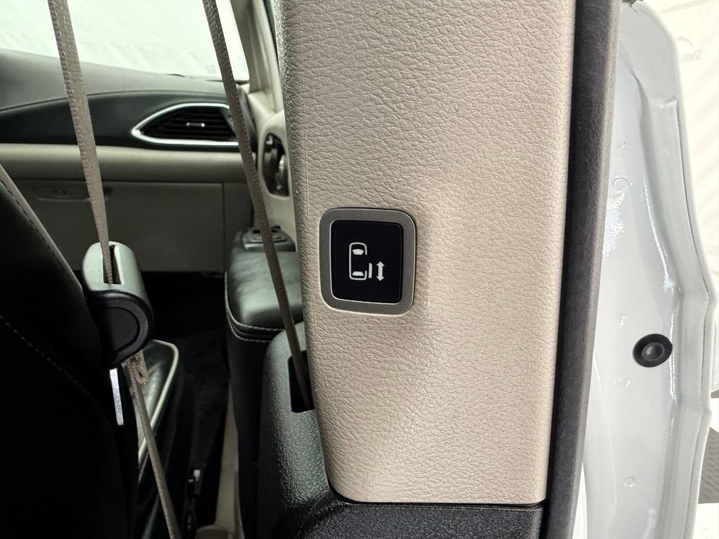 Used 2023 Chrysler Pacifica Limited FWD image 32