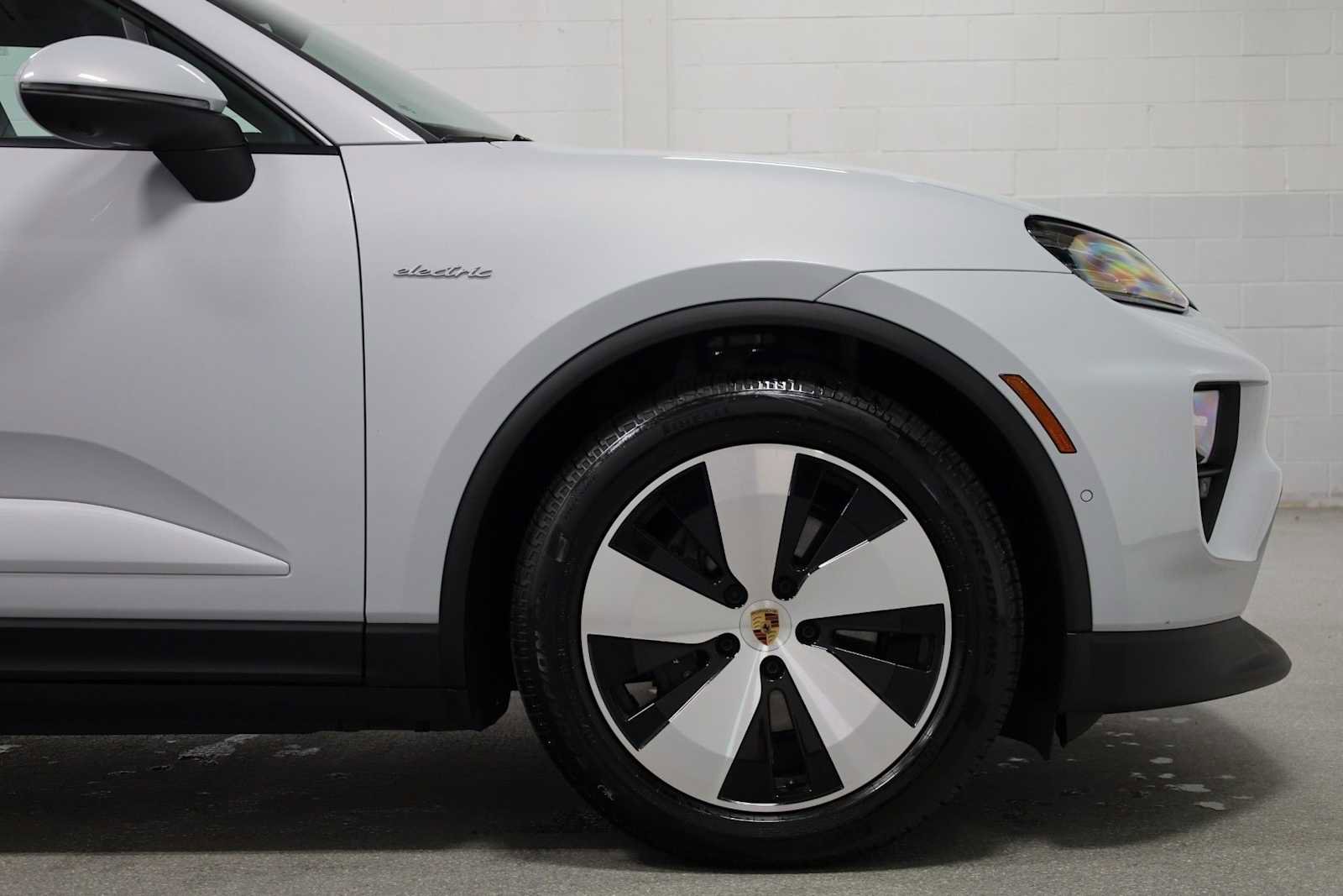 Certified 2025 Porsche Macan Electric image 11
