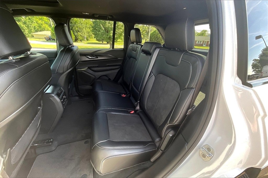 New 2025 Jeep Grand Cherokee Altitude image 10