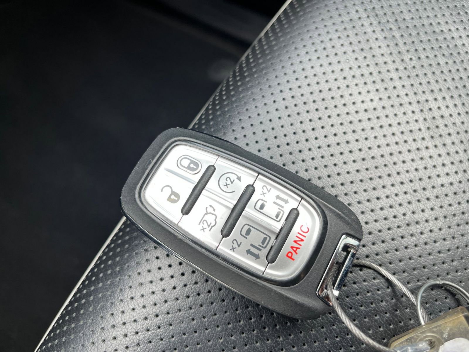 Used 2025 Chrysler Pacifica Limited image 28