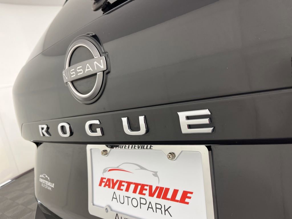 Used 2023 Nissan Rogue SL image 3