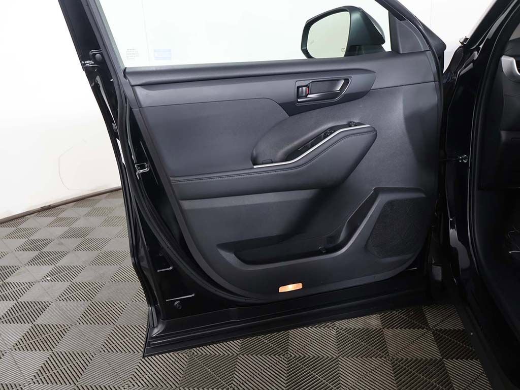 Used 2024 Toyota Highlander LE AWD/4WD image 21