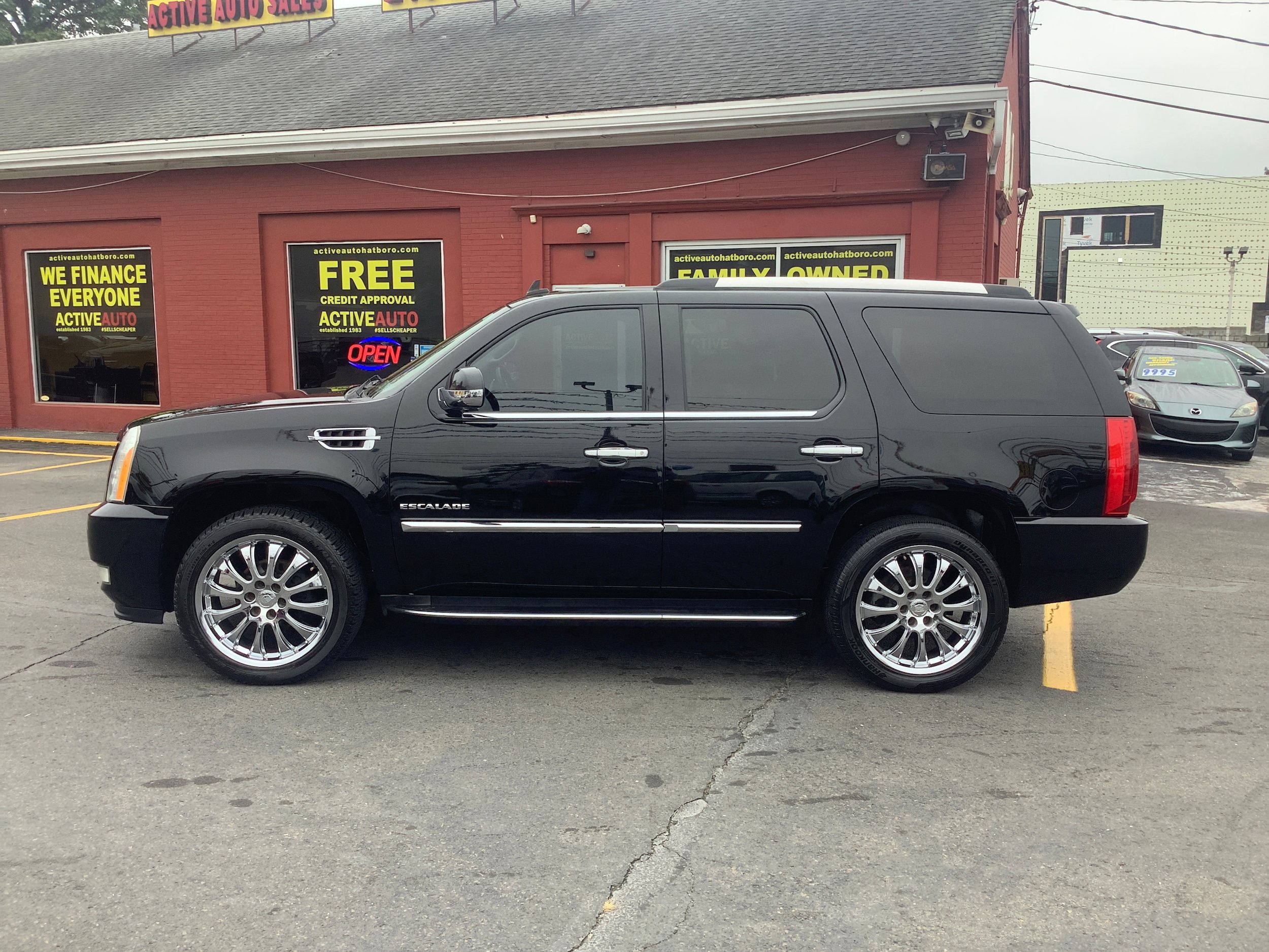Used 2011 Cadillac Escalade Luxury AWD/4WD image 4