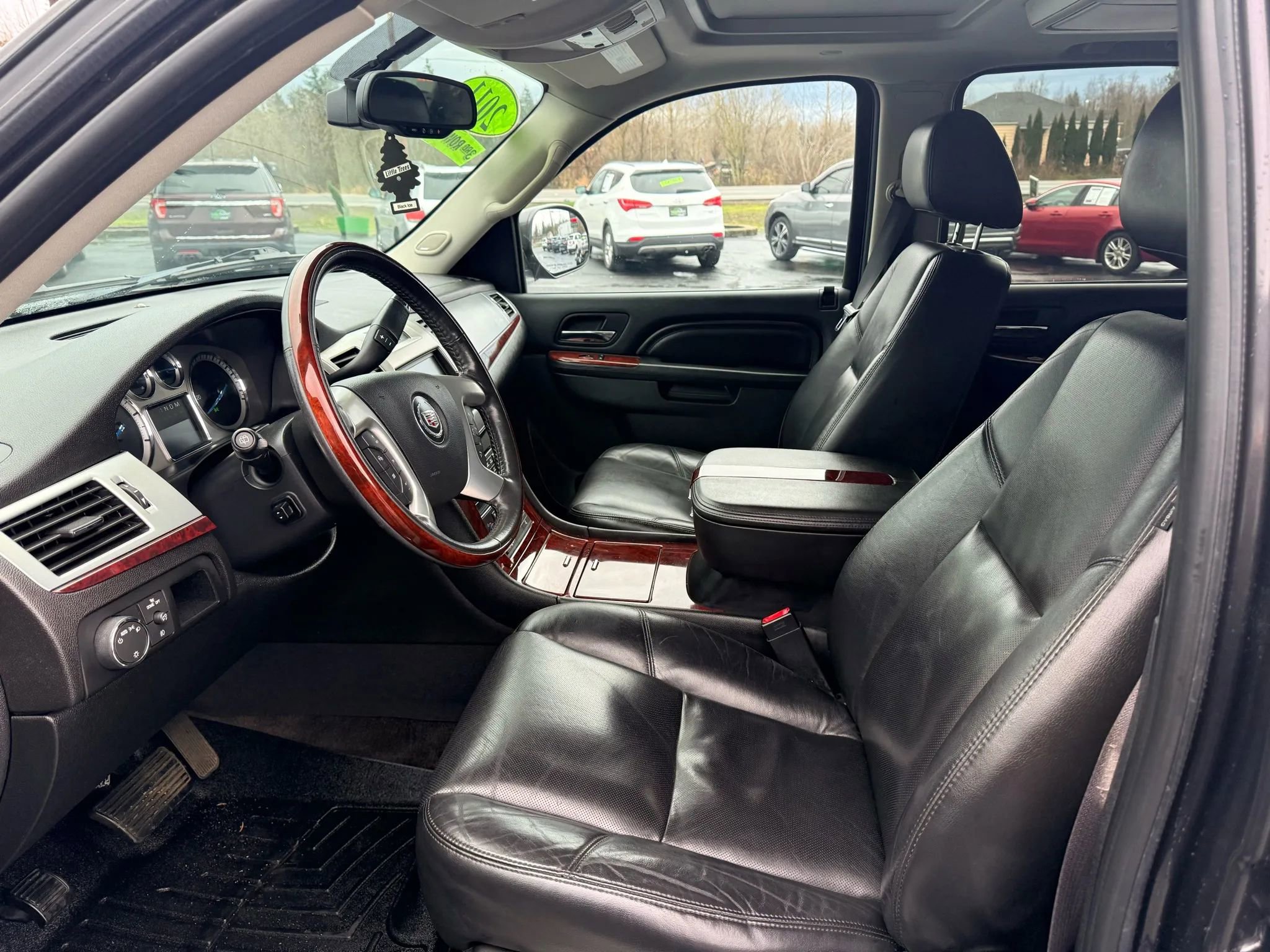 Used 2011 Cadillac Escalade Premium AWD/4WD image 11