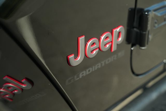 Used 2025 Jeep Gladiator Rubicon AWD/4WD image 41