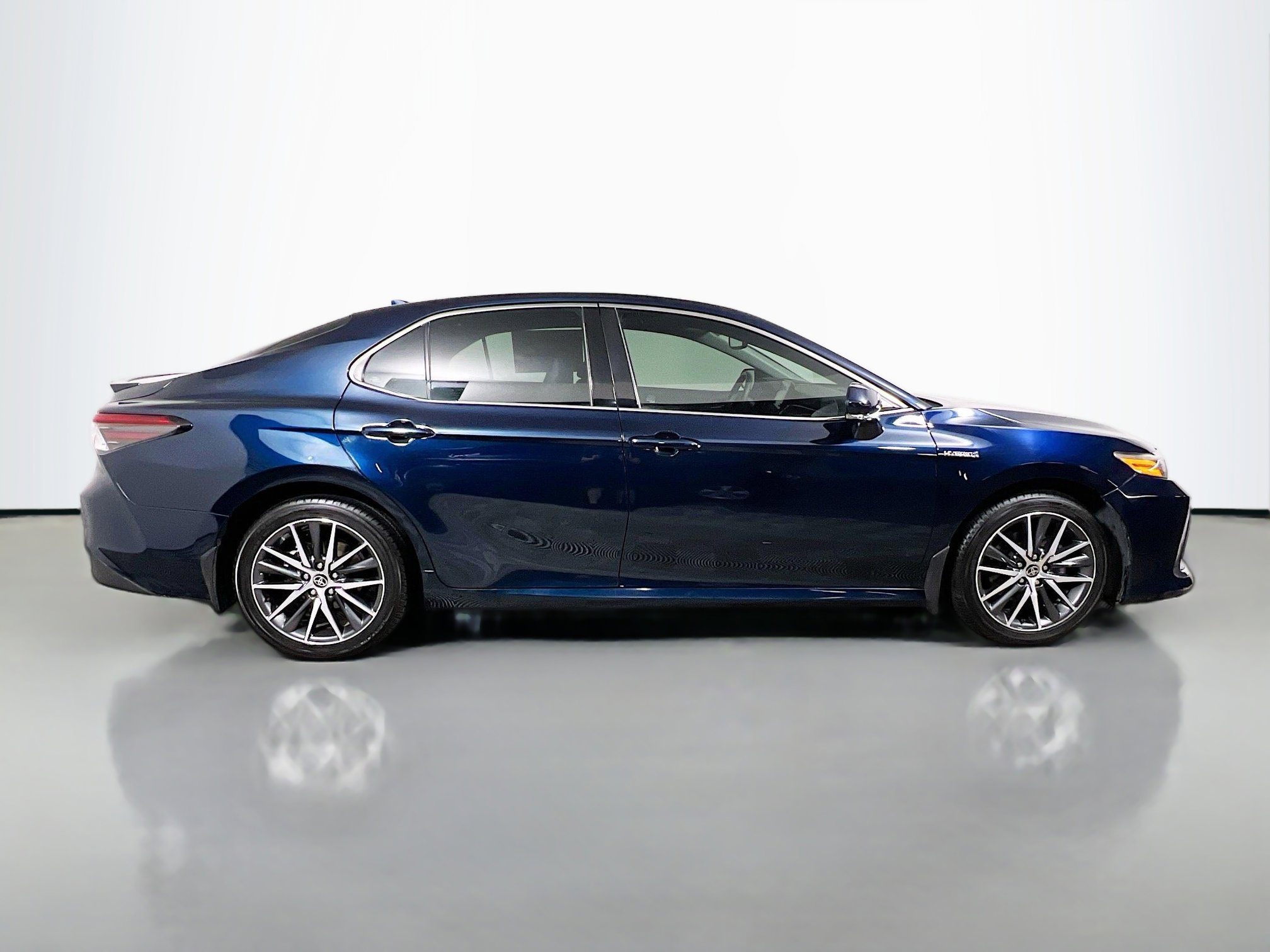 Used 2021 Toyota Camry XLE w/ Cold Weather Package image 3