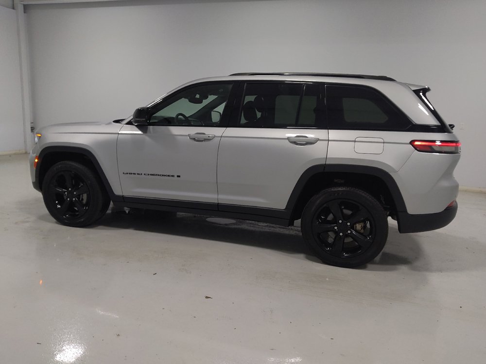 Used 2023 Jeep Grand Cherokee Altitude AWD/4WD image 3