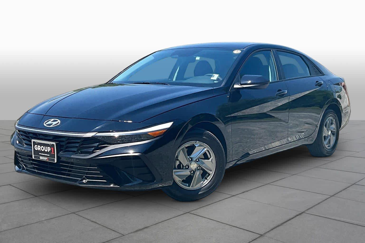 Used 2026 Hyundai Elantra SE FWD image 1
