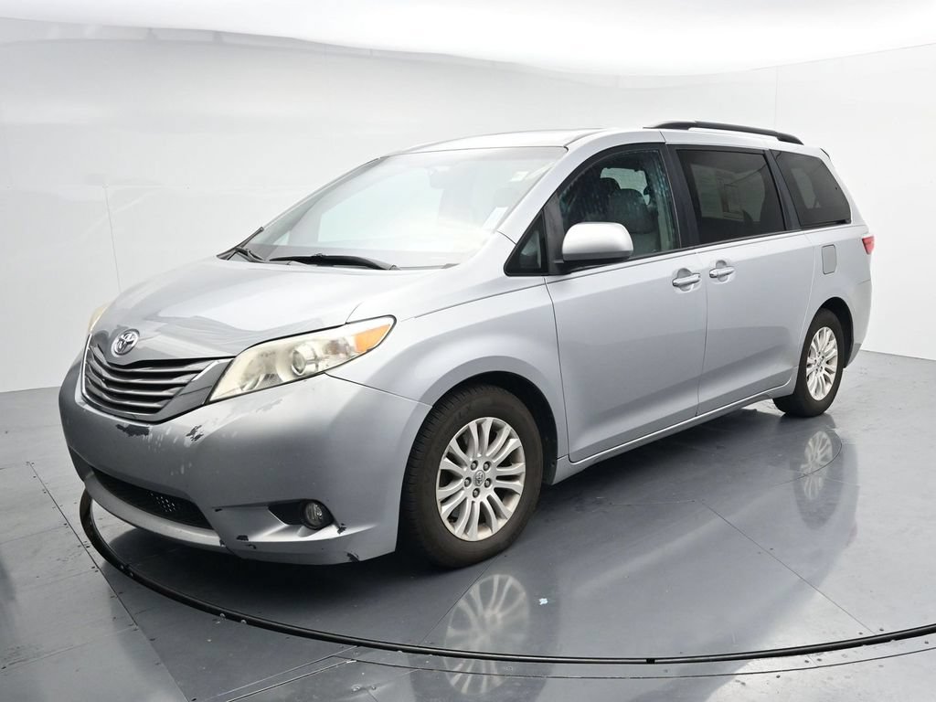 Used 2015 Toyota Sienna XLE w/ Four Season Floor Mat Package FWD image 4
