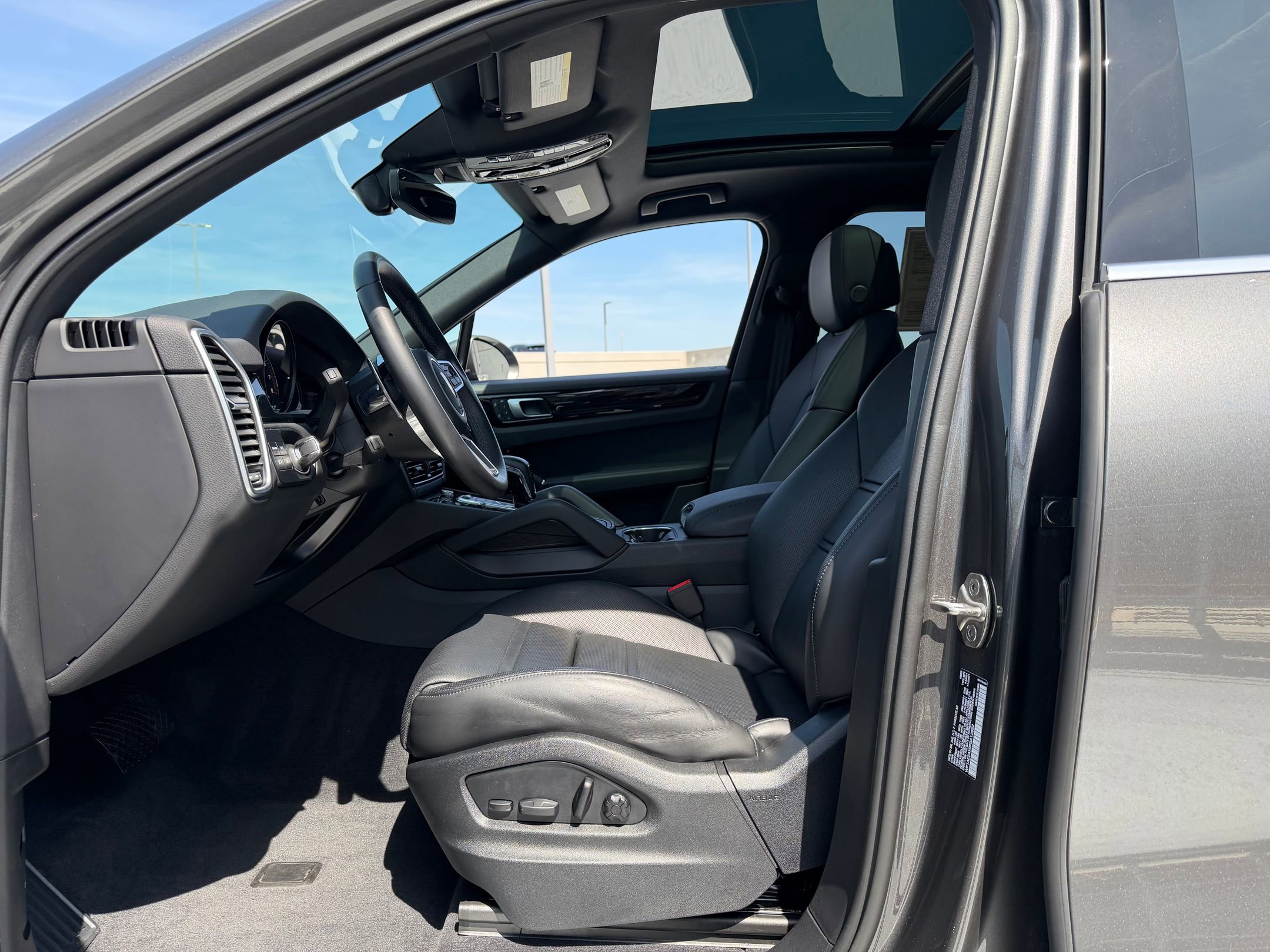 Used 2023 Porsche Cayenne E-Hybrid image 24