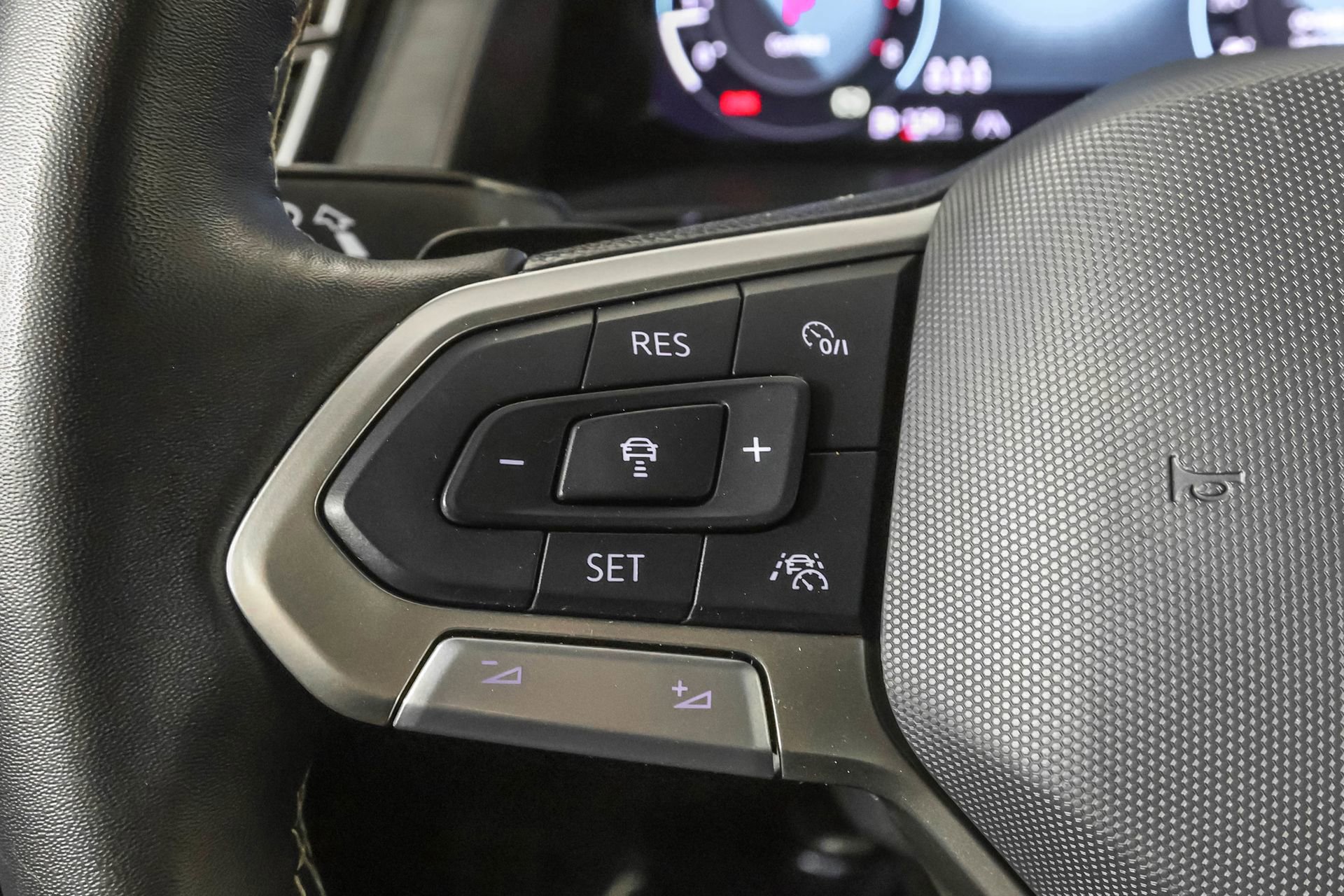 Used 2024 Volkswagen Atlas Cross Sport SE image 25