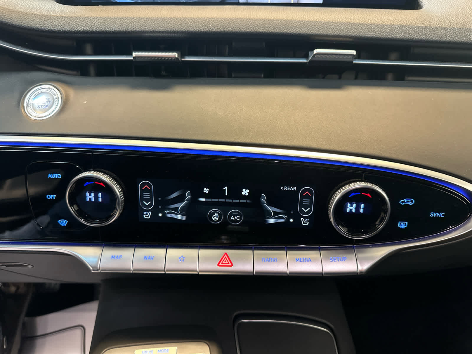 Used 2024 Genesis GV70 2.5T Advanced w/ Advanced Package image 18