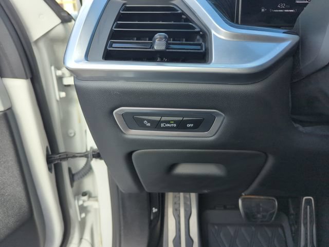 Used 2024 BMW X7 xDrive40i w/ M Sport Package AWD/4WD image 19