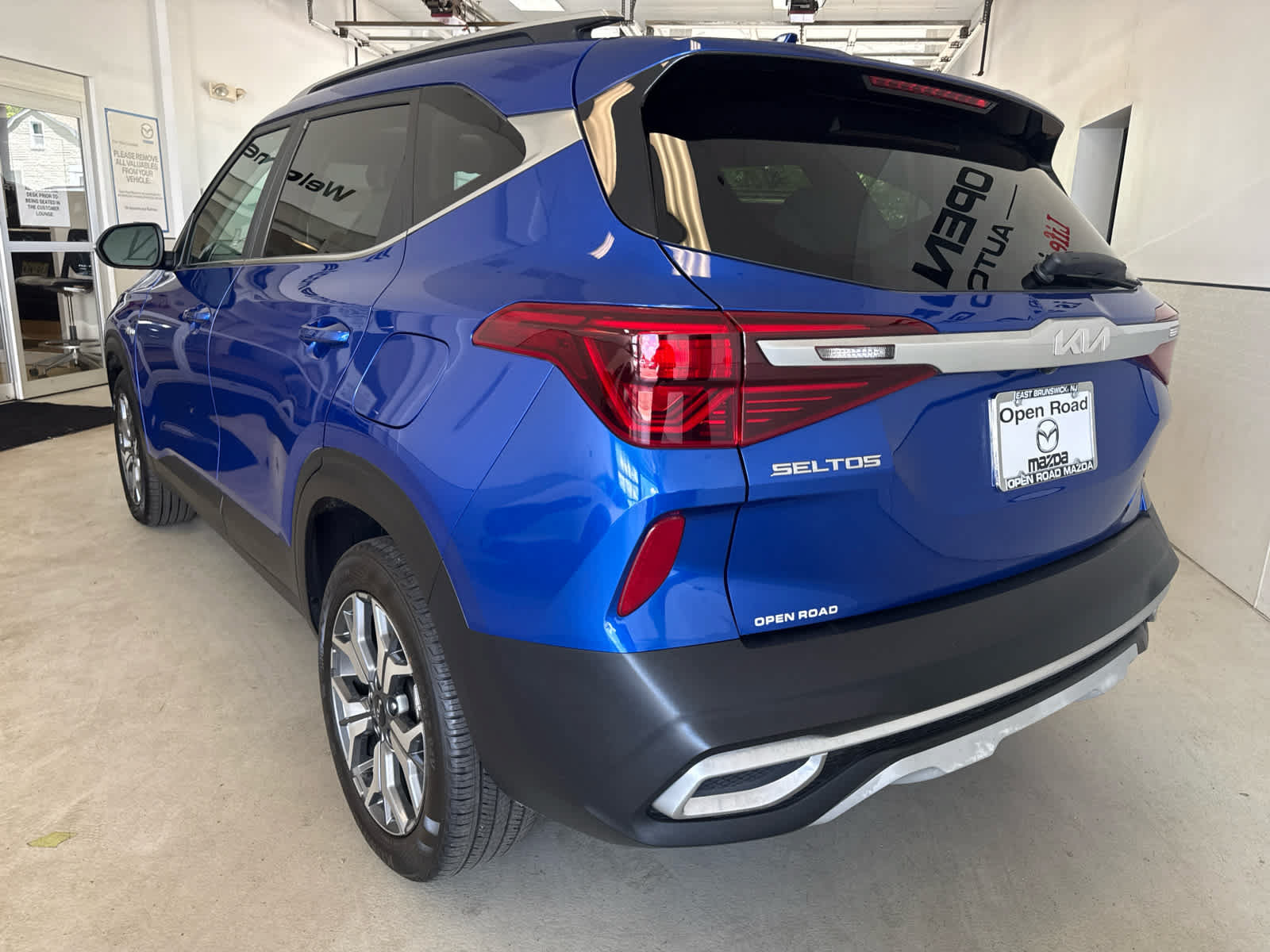 Used 2023 Kia Seltos EX AWD/4WD image 5