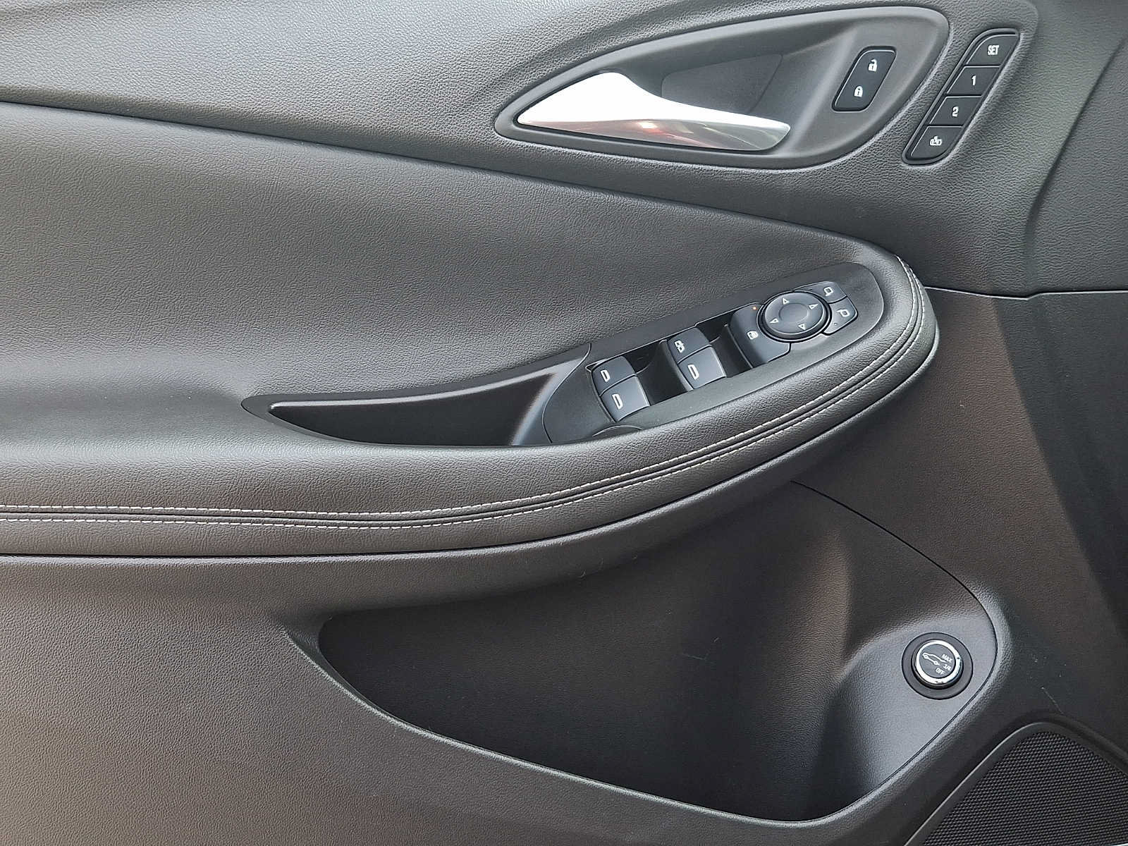 Used 2024 Buick Encore GX Avenir w/ Avenir Convenience Package FWD image 14