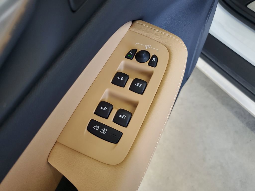 New 2025 Volvo V60 B5 Cross Country Ultra w/ Protection Package Premier image 22