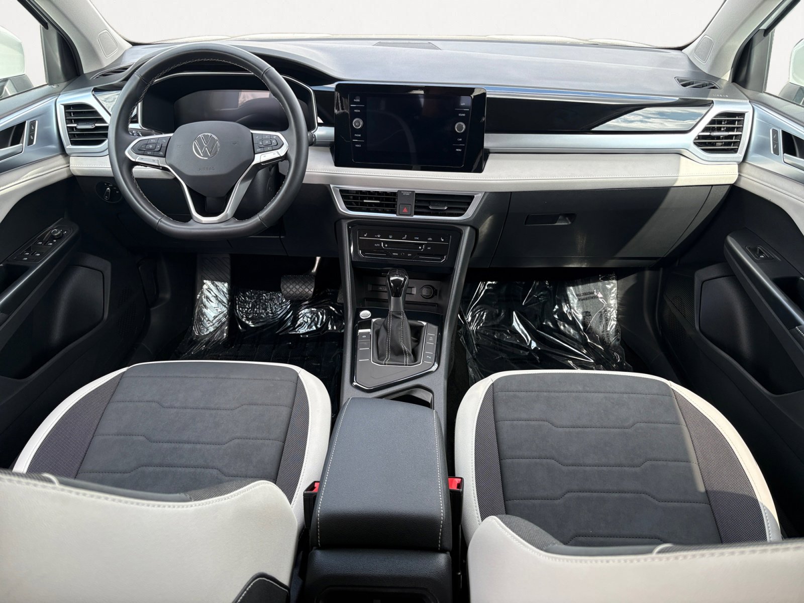 Certified 2025 Volkswagen Taos SE FWD image 3