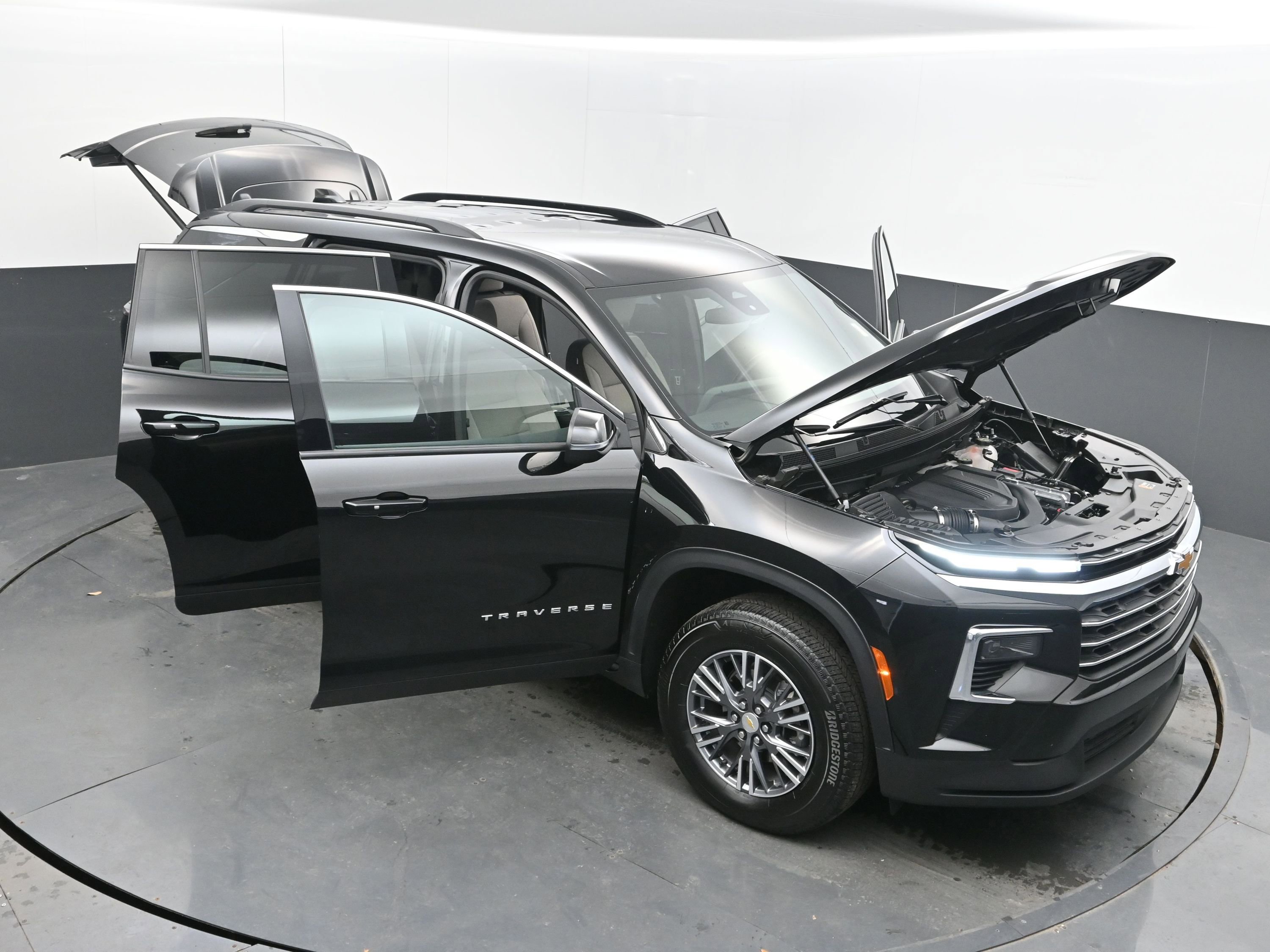 Used 2025 Chevrolet Traverse LT image 41