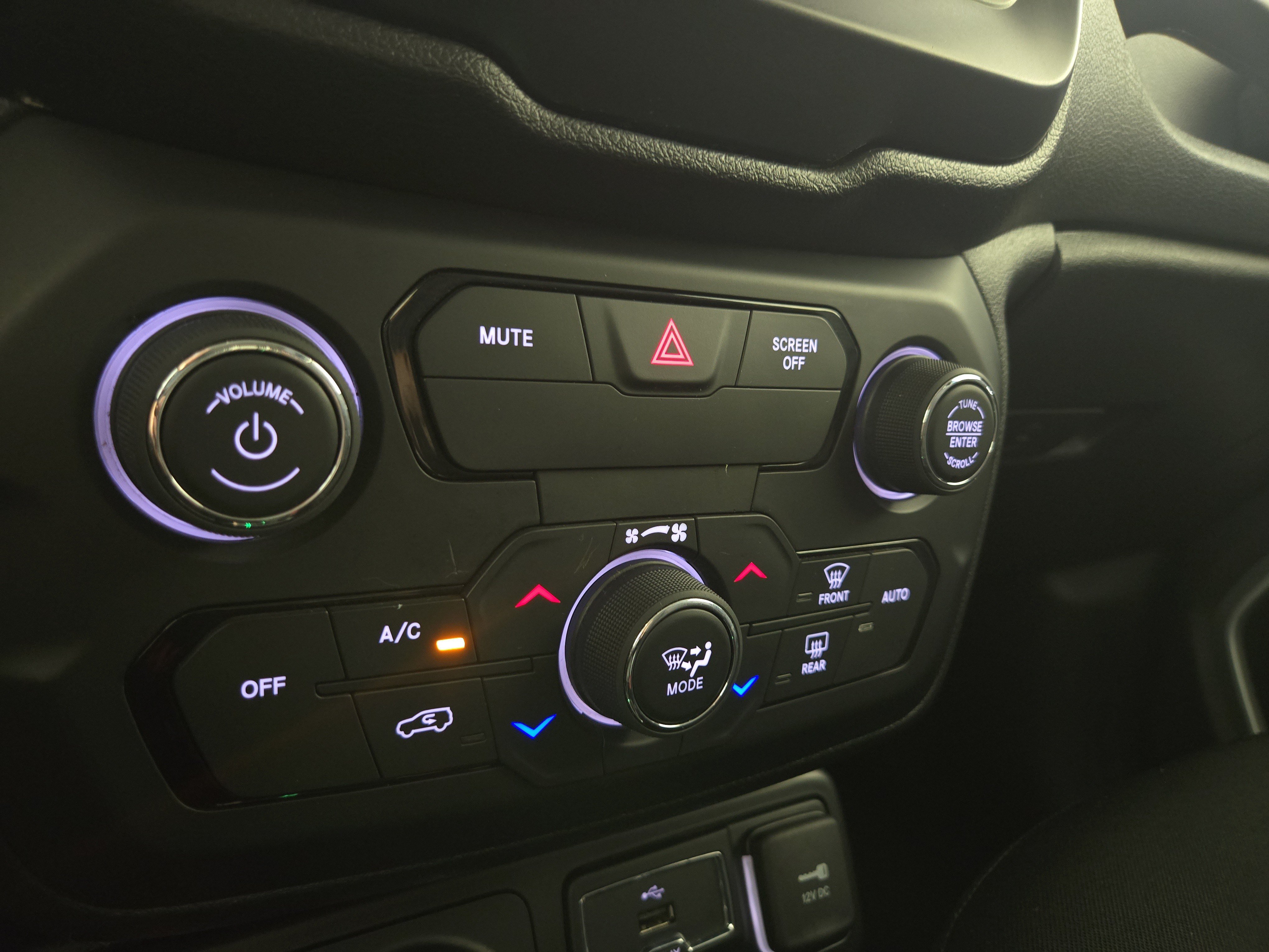 Used 2020 Jeep Renegade Latitude w/ Cold Weather Group AWD/4WD image 26