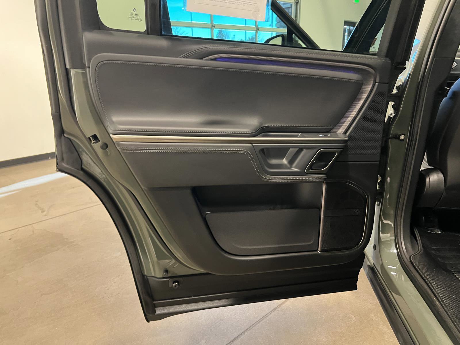Used 2023 Rivian R1S Launch Edition image 29