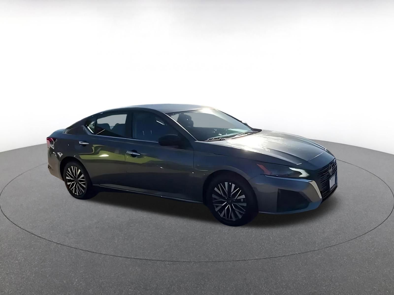 Used 2025 Nissan Altima 2.5 SV FWD image 2
