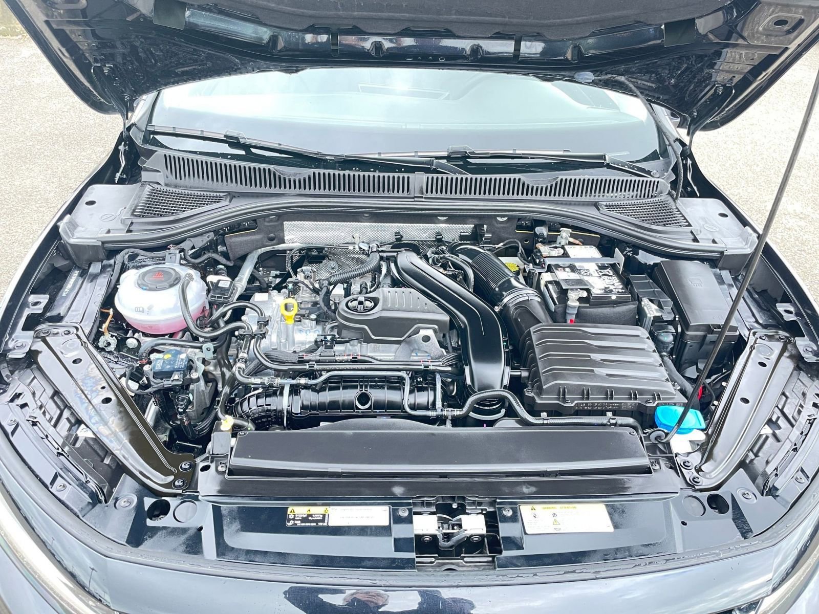 Used 2025 Volkswagen Jetta SE image 32